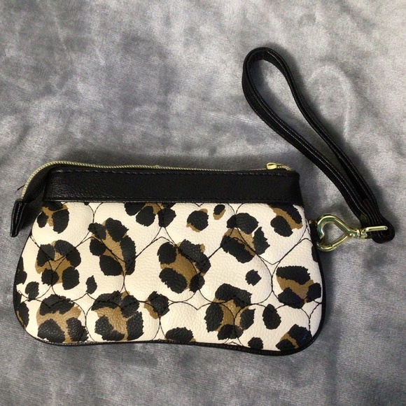 💐Betsey Johnson Quilted Hearts Leopard Print Wristlet Cream/Black/Brown - Picture 2 of 4